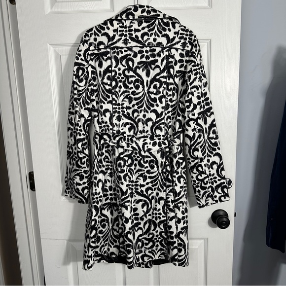 NEW Vertigo Paris black and white graphic trench coat, size Lg., belted, chic - Picture 13 of 14